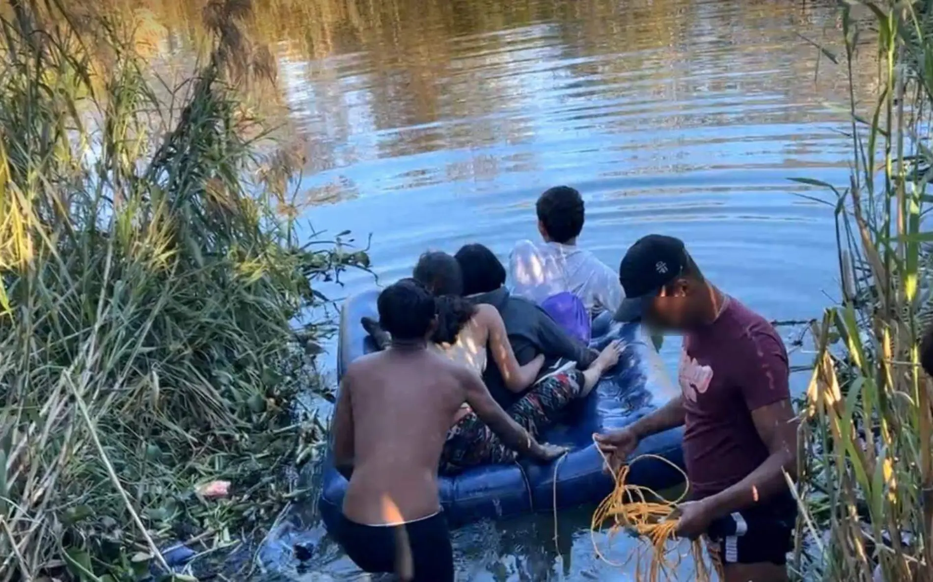 Migrantes cruzando río Bravo 